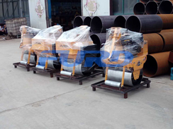 福瑞得機械5臺壓路機，一臺混凝土整平機及時發(fā)貨