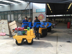 福瑞得機械手扶雙輪壓路機，二次結(jié)構(gòu)澆筑泵及時包貨